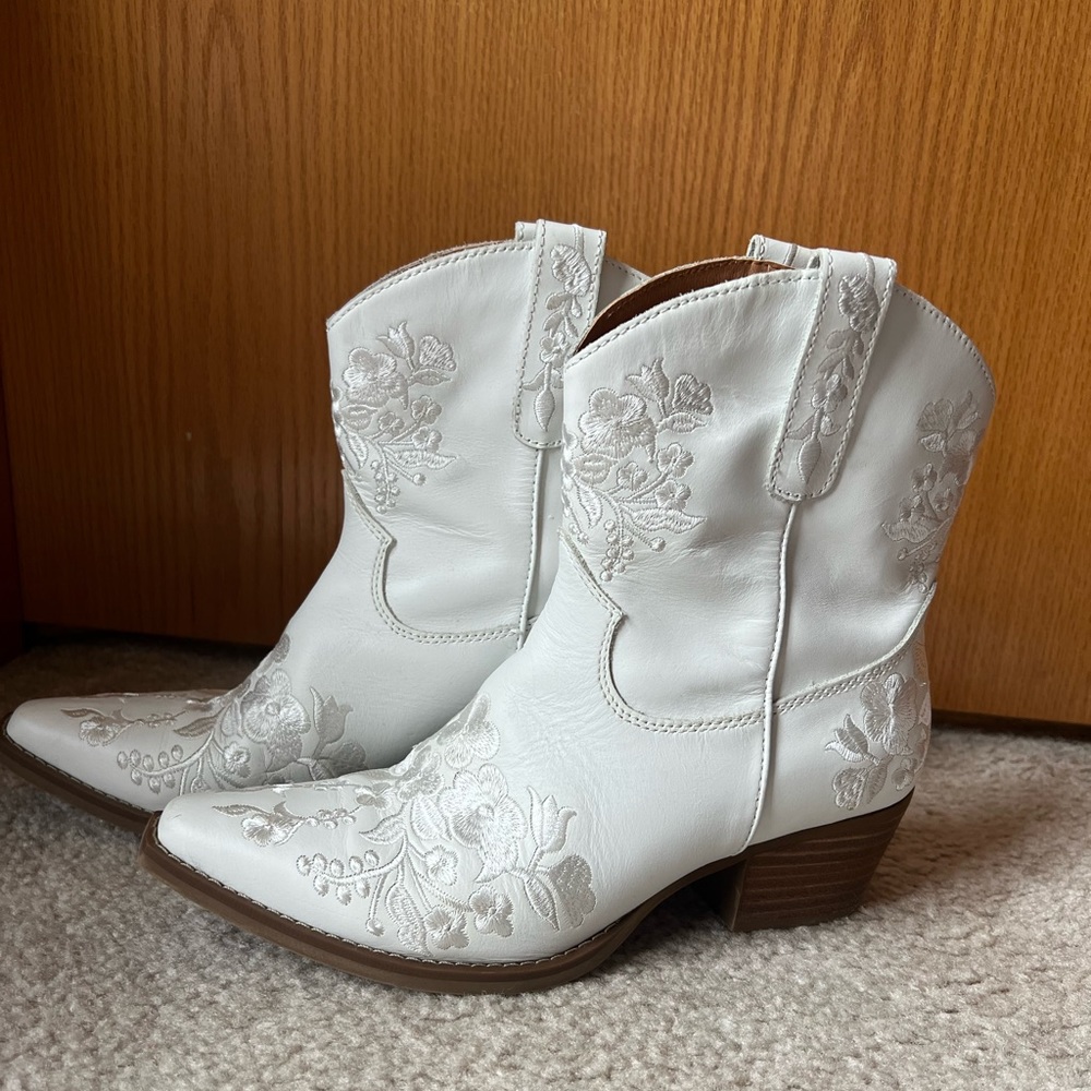 Dingo ankle booties, white with floral stitching